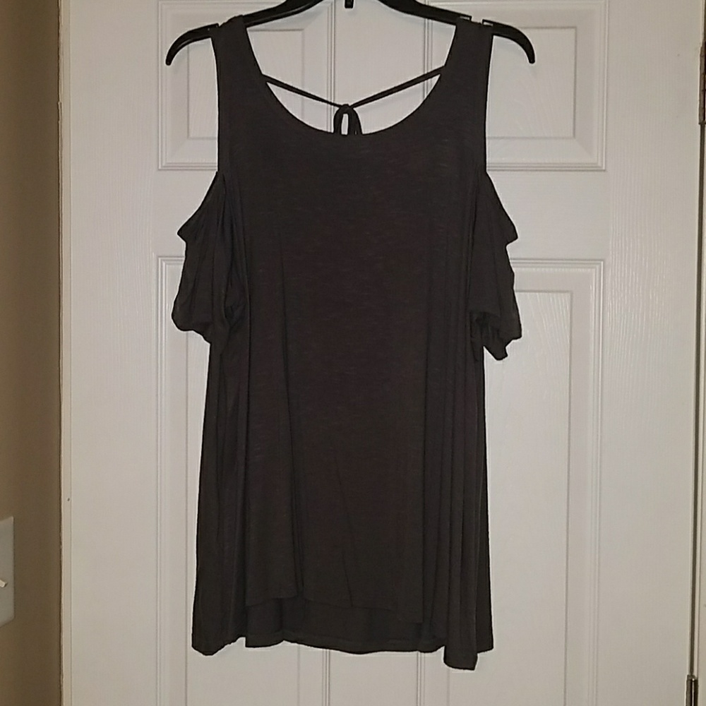 Cold shoulder 24/7 vneck back tee